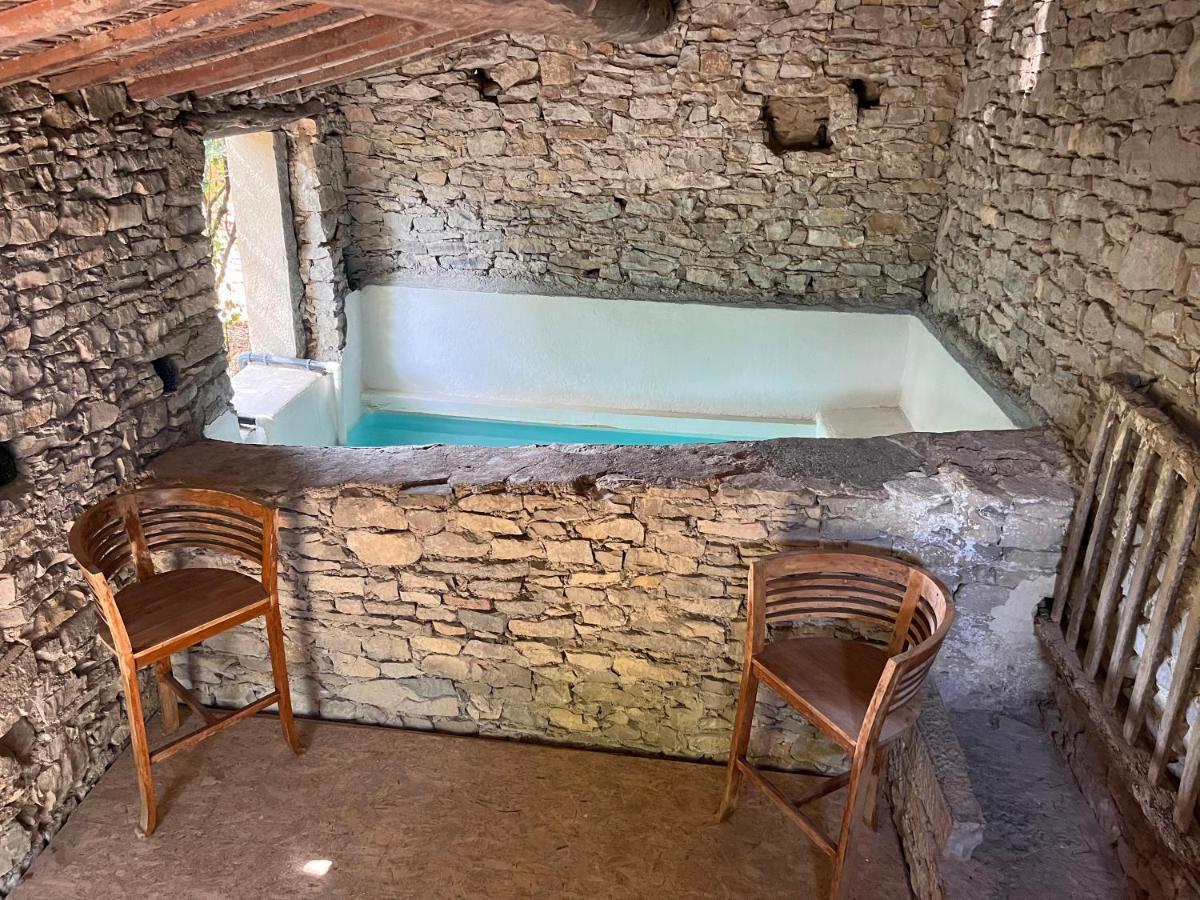 L'Ostal Du Pic Saint Loup Aux Embruscalles Claret Esterno foto